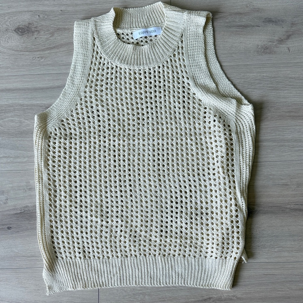 Crewneck hollow out sleeveless top